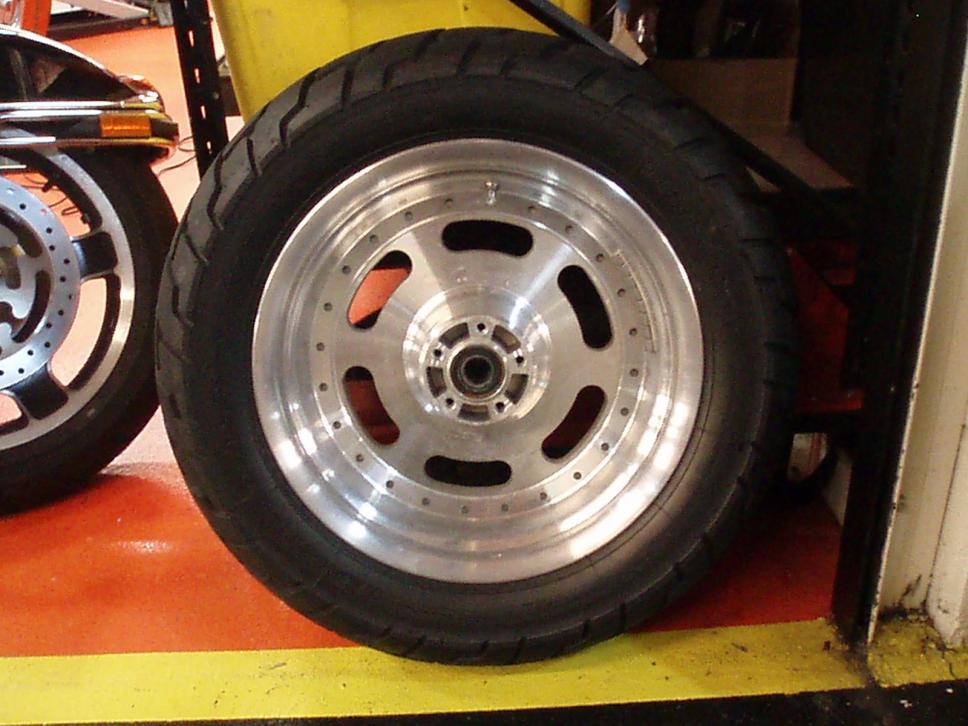 179333d1302732995-fat-bob-wheels-and-headlight-w1.jpg