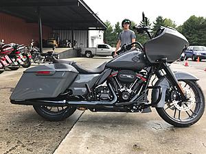 Post a picture of your CVO...-serg-dealer.jpeg