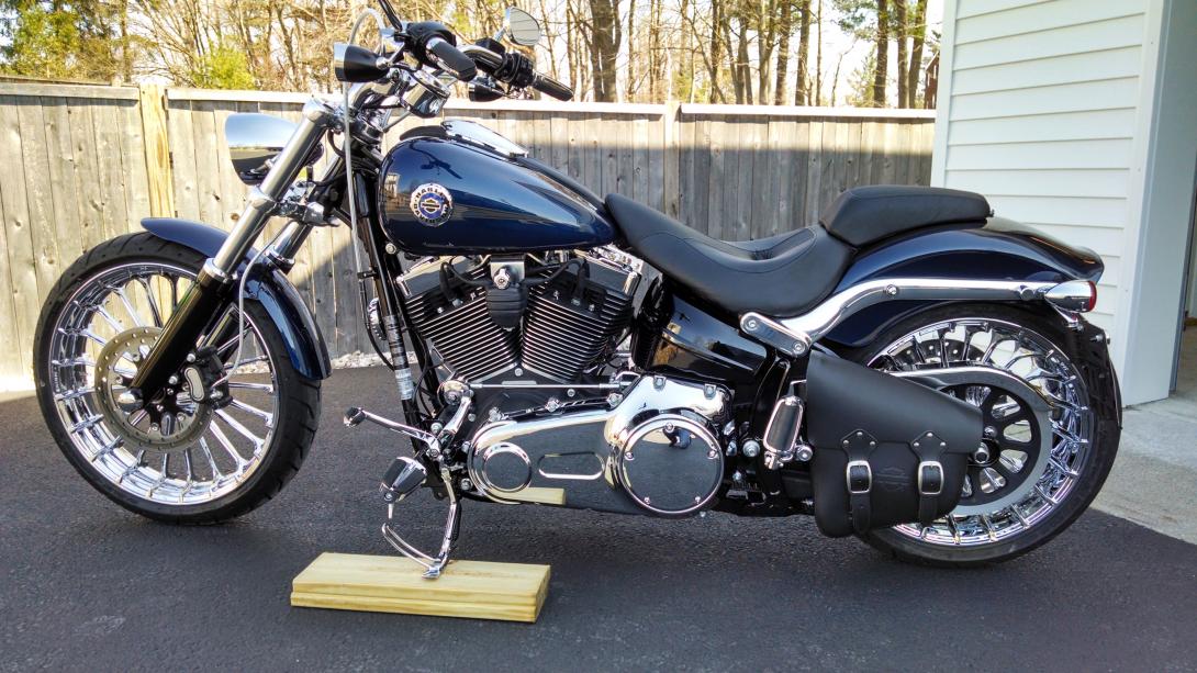 Passenger heel clearance with swingarm bag on Breakout Harley