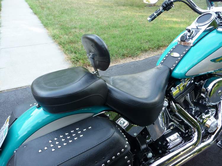 Mustang Wide Touring seats with backrest - Harley Davidson ...