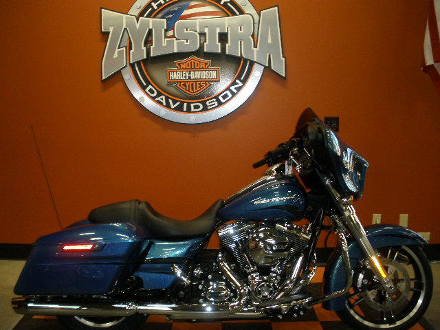 Daytona Blue Pearl Street Glide opinions??? - Page 2 - Harley Davidson ...