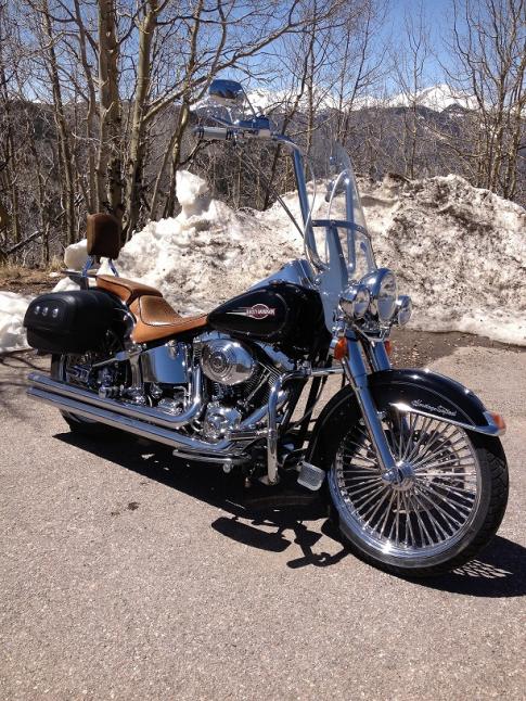 Black motorcycle deals with brown seat