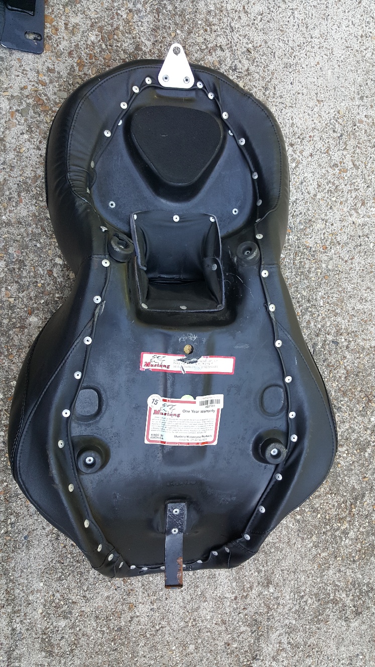 Mustang touring seat with rider backrest - Harley Davidson ...