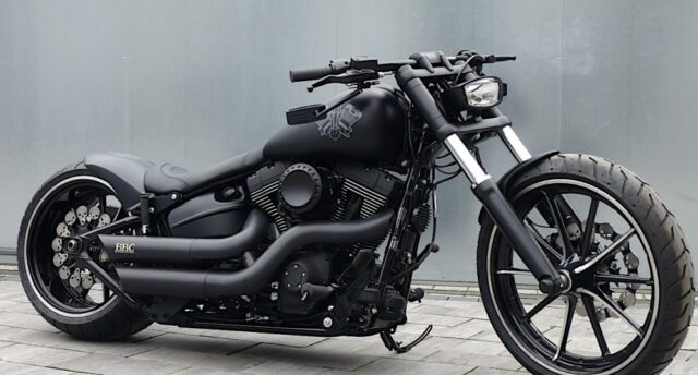 Harley-Davidson Breakout Looks Menacing In Matte Black